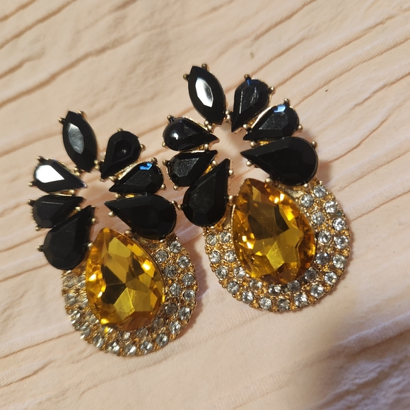 Anthropology statement earrings - Picture 7 of 8